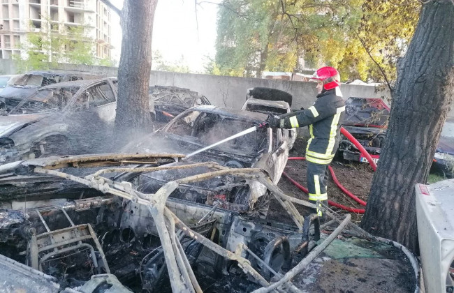 В Дарницком районе Киева загорелись 7 легковых автомобилей: фото