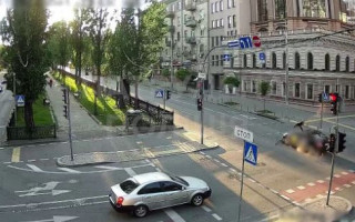В Киеве мужчина на самокате нарушил ПДД и попал под колеса легковушки: видео