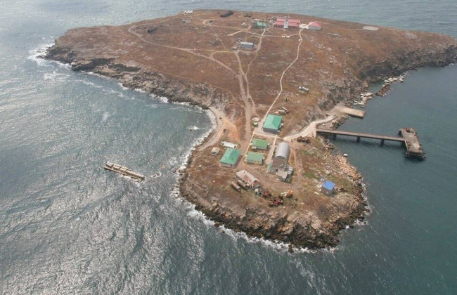 Оккупанты планируют провокации у острова Змеиный: пригнали захваченный катер ВМС Украины