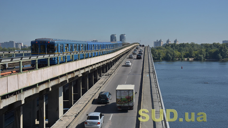 В Киеве остановлено движение поездов метро на красной ветке: фото