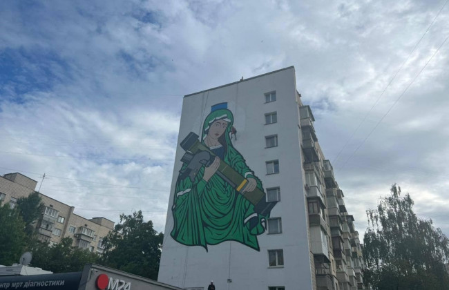 В Киеве «Святая Джавелина» осталась без нимба: фото мурала