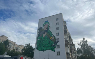 В Киеве «Святая Джавелина» осталась без нимба: фото мурала