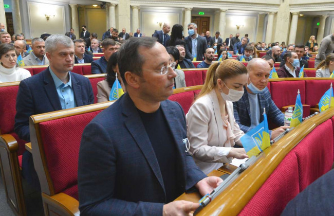 Раді пропонують позичити за кордоном майже 300 мільярдів гривень для оборони і допомоги бізнесу та внутрішньо переміщеним особам