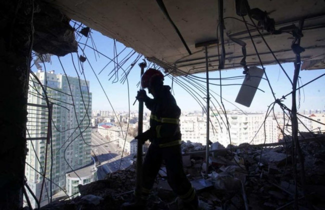 В Киеве жители разрушенного ракетой дома отстраивают его за свой счет