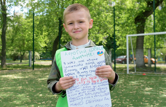 «Я хотів би, щоб у дітей не було війни», — 6-річний Ілля з Маріуполя написав листа Борису Джонсону, фото