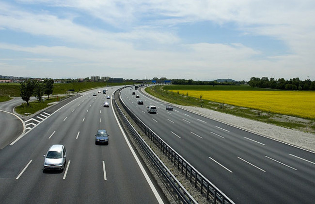 ЕС в целях экономии топлива предлагает водителям ездить медленнее