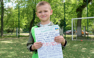 «Я хотів би, щоб у дітей не було війни», — 6-річний Ілля з Маріуполя написав листа Борису Джонсону, фото