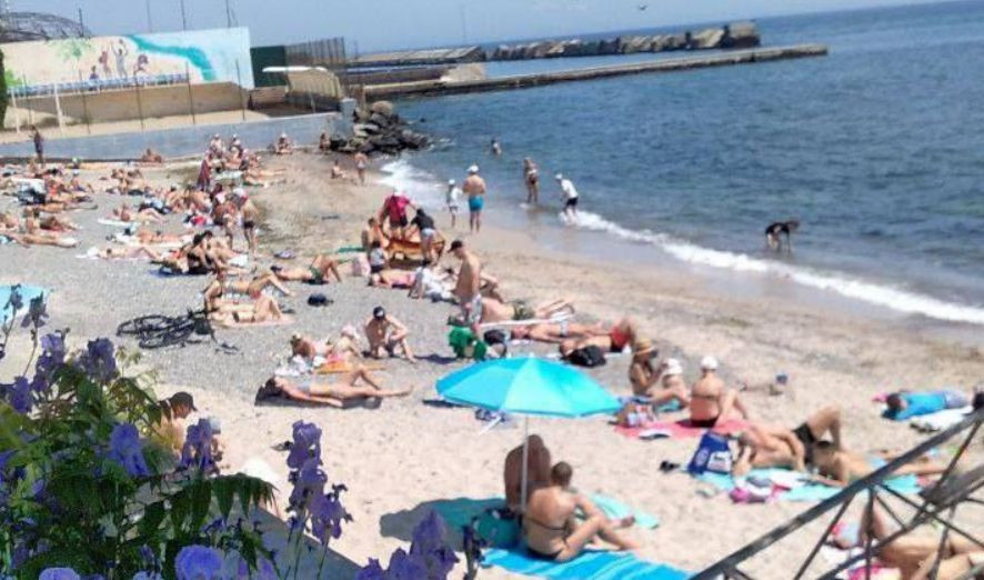 Не пугает минная опасность: на пляжах Одессы становится все больше отдыхающих, фото