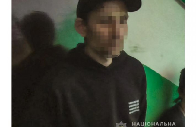 В Киеве рецидивист украл из авто военнослужащей форму и медикаменты