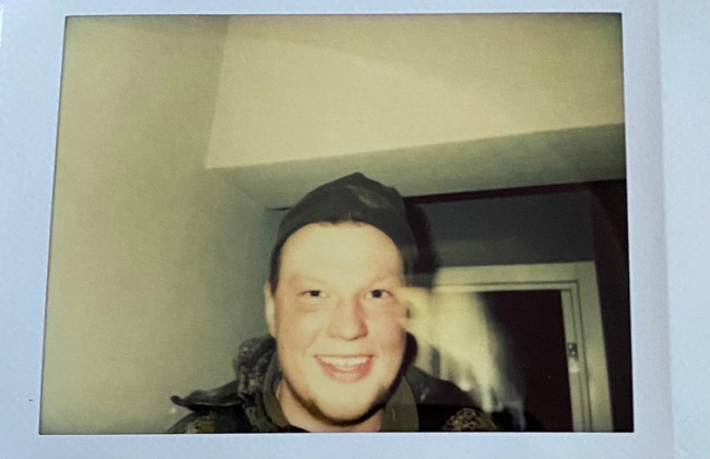 Идентифицирован мародер, оставивший в Ирпене свое фото на Polaroid