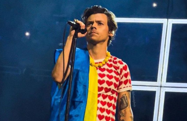 Гарри Стайлз с флагом Украины спел на концерте в США, видео