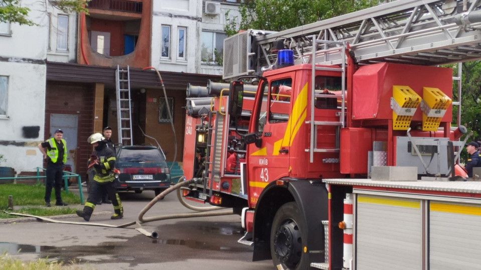 В Киеве на Троещине вспыхнул пожар в доме