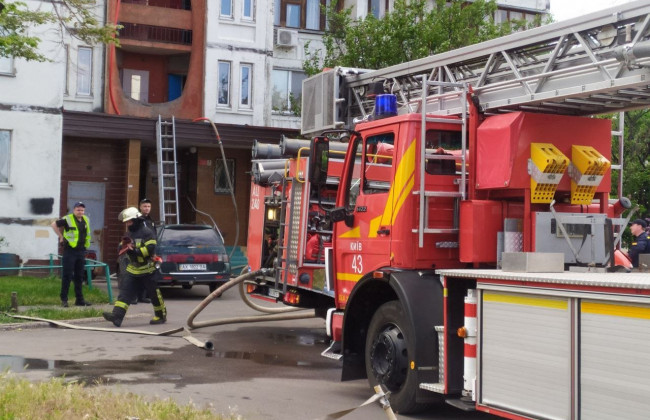 В Киеве на Троещине вспыхнул пожар в доме