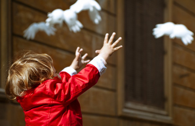 Кабмін спростив порядок усиновлення малят з України іноземцями