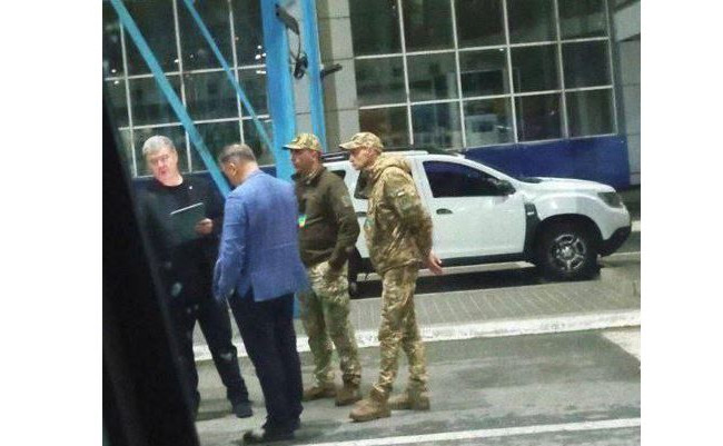 Порошенко пытался выехать из Украины: пограничники остановили его на границе