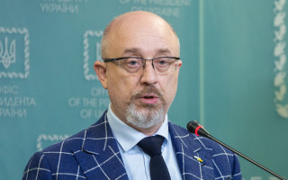 В Украину прибыли новые 155-мм САУ и ракеты Harpoon, — Резников