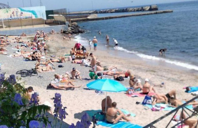 Не пугает минная опасность: на пляжах Одессы становится все больше отдыхающих, фото