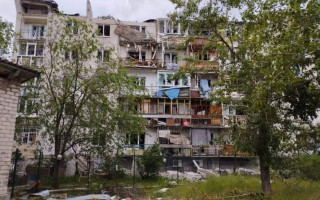 У Лисичанську ворожий снаряд влучив в багатоповерхівку: загинула дівчина