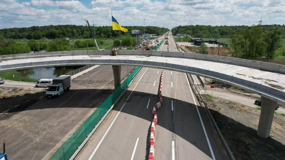 Под Киевом восстанавливают мост через реку Ирпень: разрешено движение грузовиков