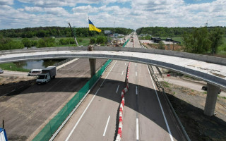 Под Киевом восстанавливают мост через реку Ирпень: разрешено движение грузовиков
