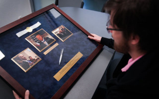 Именную ручку Байдена продали на аукционе за 600 тысяч гривен: деньги пойдут на ВСУ