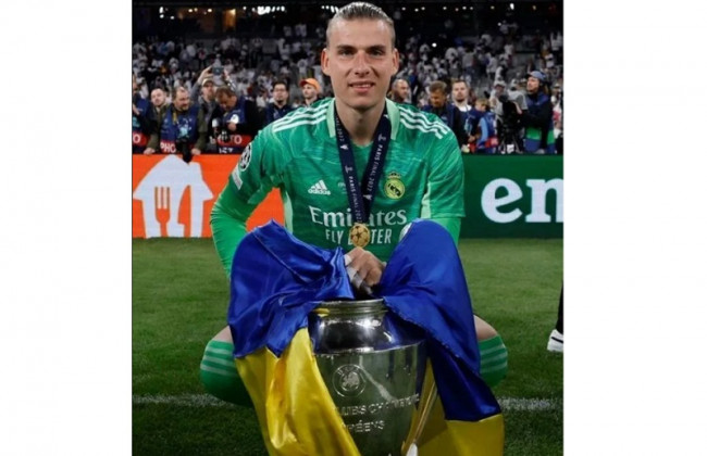 Победный кубок Лиги чемпионов украсили флагом Украины: фото