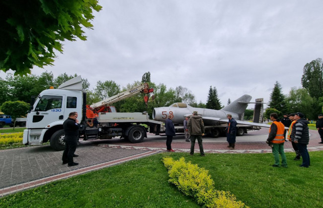 В Броварах из парка Победы увозят истребитель МиГ-15, фото