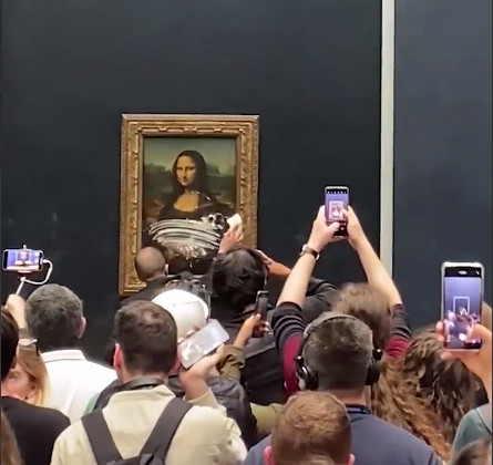 Посетитель Лувра измазал картину «Мона Лиза» тортом: видео