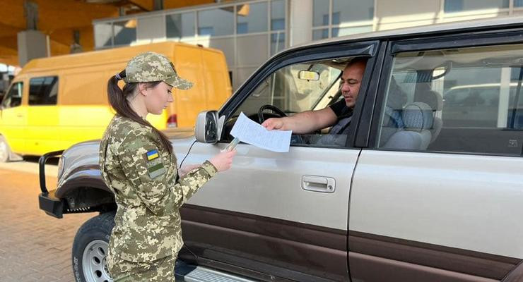 В МВД предложили сделать платным выезд мужчин за границу во время войны