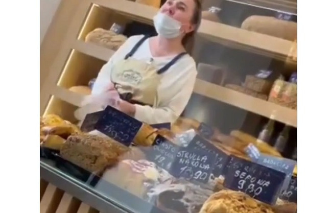 «Прочь из моей страны», — в Варшаве женщина обругала украинку из-за хлеба, видео