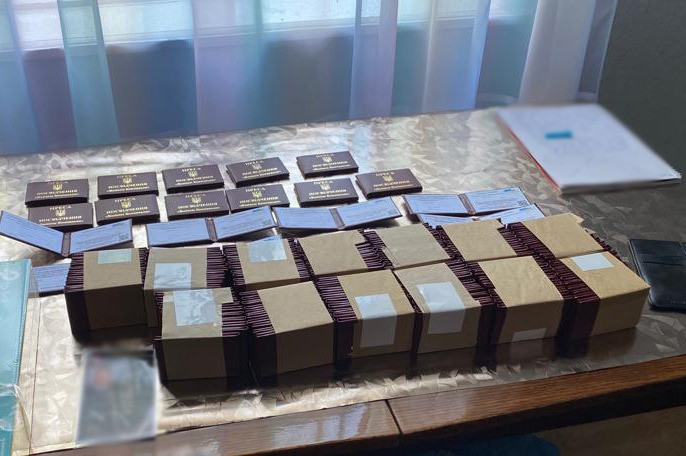 У Києві викрито схему масового виготовлення та збуту підроблених журналістських посвідчень та прескарт, фото