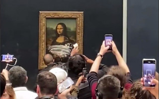 Посетитель Лувра измазал картину «Мона Лиза» тортом: видео