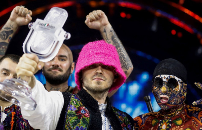 Рожеву панаму Kalush Orchestra продали на благодійному онлайн-аукціоні