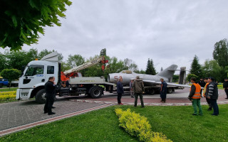 В Броварах из парка Победы увозят истребитель МиГ-15, фото