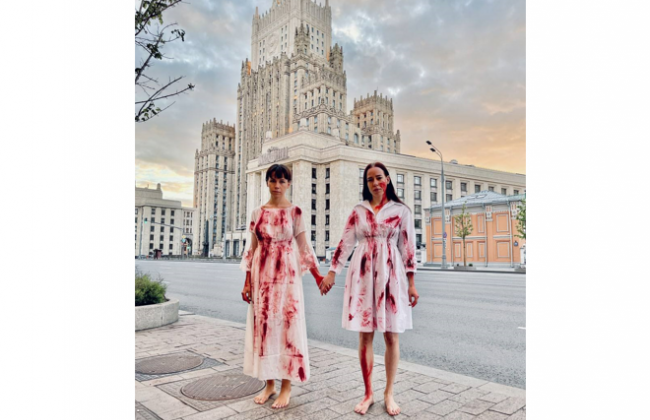 Антивоенная акция: в Москве сотрудники ДПС задержали активистку Наталью Перову