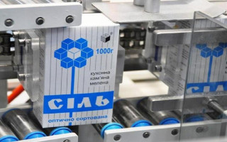 Украинцев просят не бегать по магазинам и не скупать мешками соль