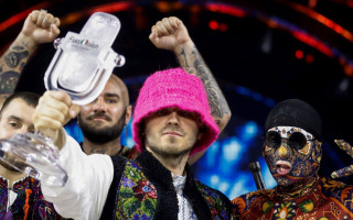 Рожеву панаму Kalush Orchestra продали на благодійному онлайн-аукціоні