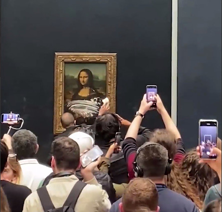 Посетитель Лувра измазал картину «Мона Лиза» тортом: видео