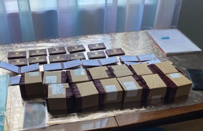 У Києві викрито схему масового виготовлення та збуту підроблених журналістських посвідчень та прескарт, фото