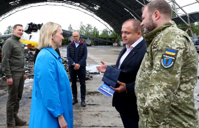 Новый посол США Бриджит Бринк посетила аэродром в Гостомеле: фото