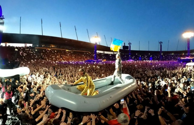 Группа Rammstein на концерте в Швейцарии развернула флаг Украины, видео