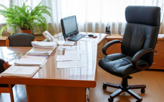 Чи можна звільнити працівника, який не з’являється на роботі внаслідок обставин, пов’язаних з бойовими діями: роз’яснення Держпраці