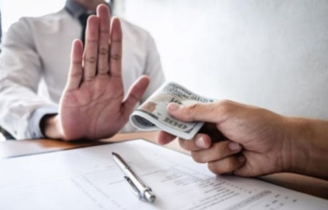 В Україні суд вперше прийняв рішення про захист трудових прав близької особи викривача корупції