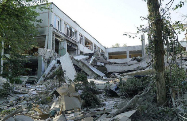 Ворожий снаряд влучив у шкільну бібліотеку в Харкові: загинула жінка