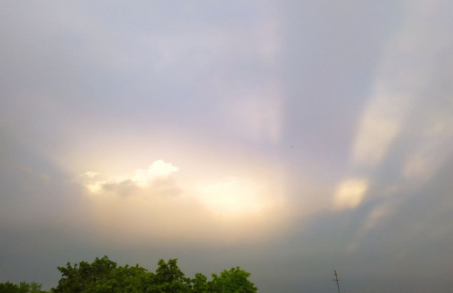 В небе над Харьковом заметили противосумеречные лучи: фото редкого явления