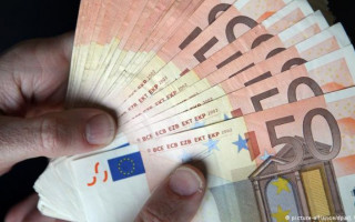 Чи мають право публічні службовці отримувати грошову допомогу за кордоном: роз’яснення НАЗК