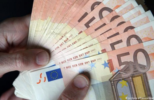 Чи мають право публічні службовці отримувати грошову допомогу за кордоном: роз’яснення НАЗК