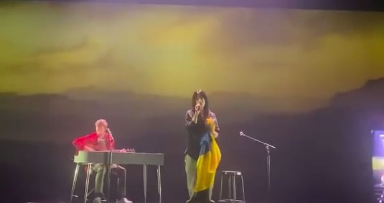 Известная певица Билли Айлиш спела на концерте с украинским флагом, видео