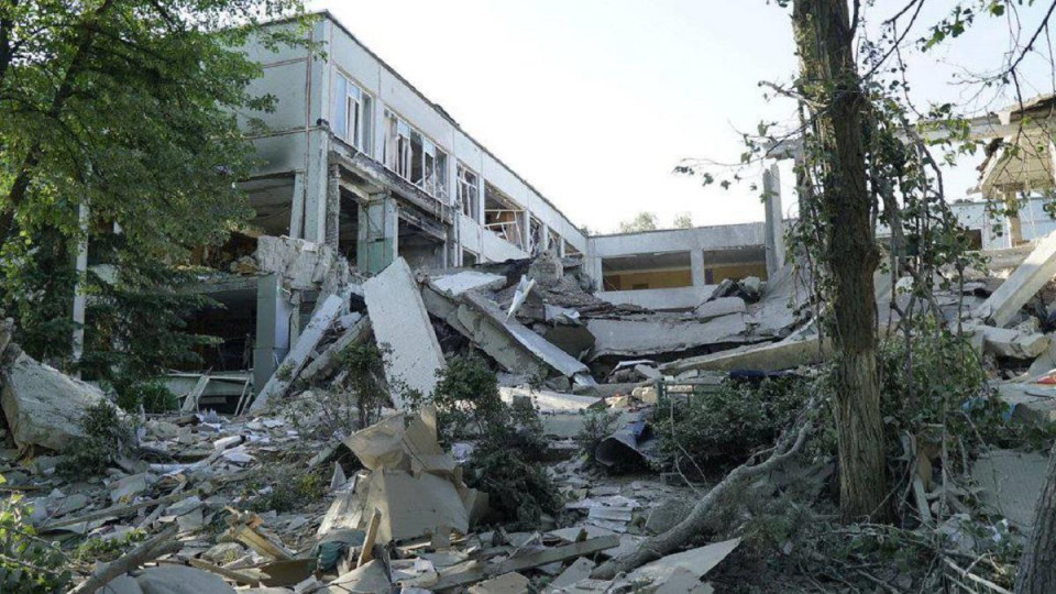 Ворожий снаряд влучив у шкільну бібліотеку в Харкові: загинула жінка