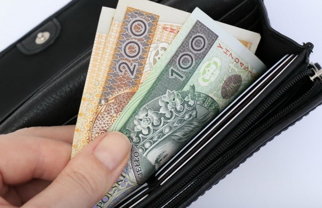 Польша прекратит выплаты пособий для беженцев из Украины: известна дата